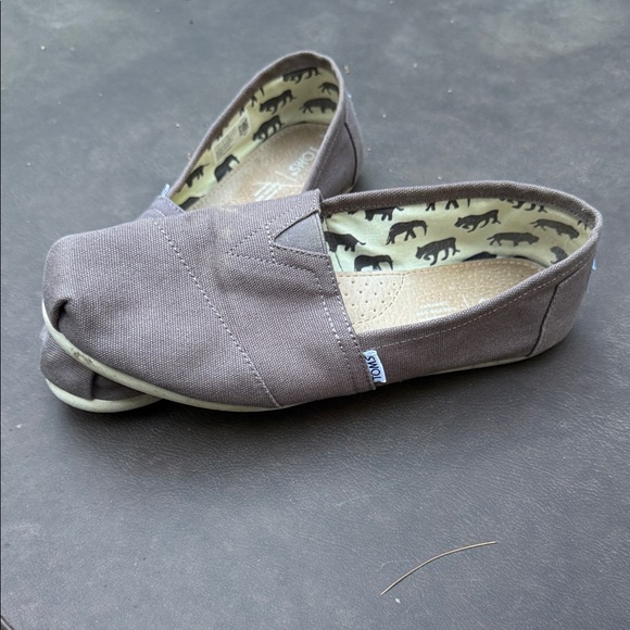 Toms Shoes - Toms Shoes | Toms Women's Brown Slip-On Shoes W/ Animals On Inner Lining Sz 10W